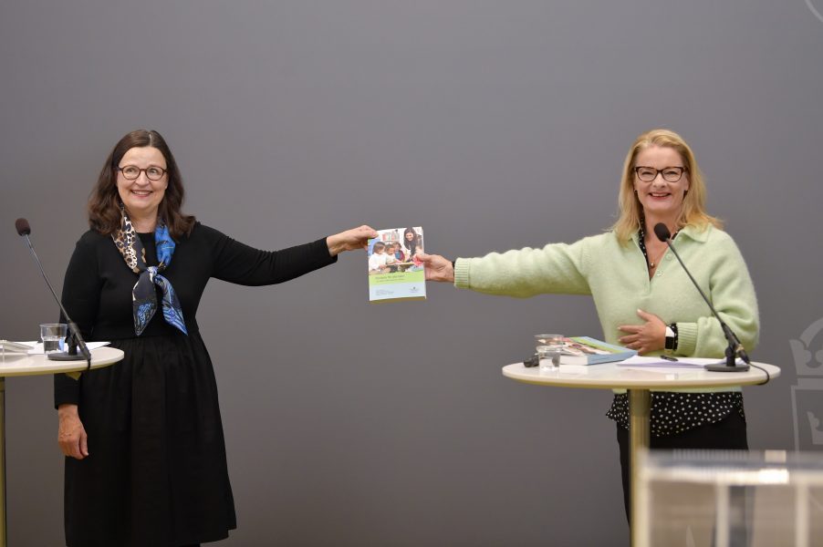 Lotta Edholm (till höger) överlämnar sina utredningsförslag om språkförskola och obligatorisk förskola för femåringar till utbildningsminister Anna Ekström.