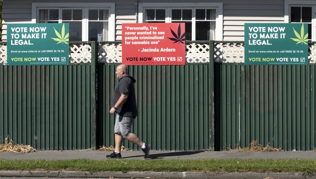 Skyltar inför omröstningen till stöd för cannabislegalisering: Jacinda Ardern – ”personligen har jag aldrig velat att kriminalisera människor för cannabisbruk”.