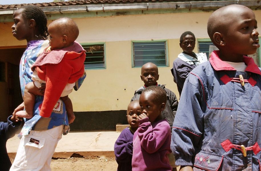 Arkivbild från 2004 på barn i Nairobi som tagits omhand efter misstankar om att de stulits från sina biologiska föräldrar.