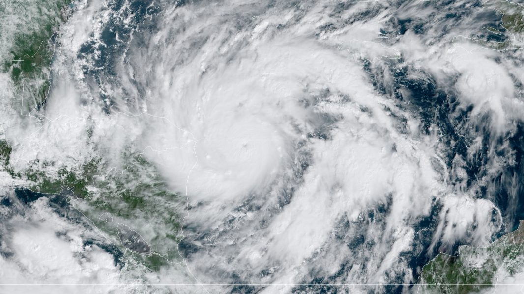 En satellitbild från USA:s vädermyndighet NOAA visar orkanen Eta på väg mot Centralamerikas fastland.