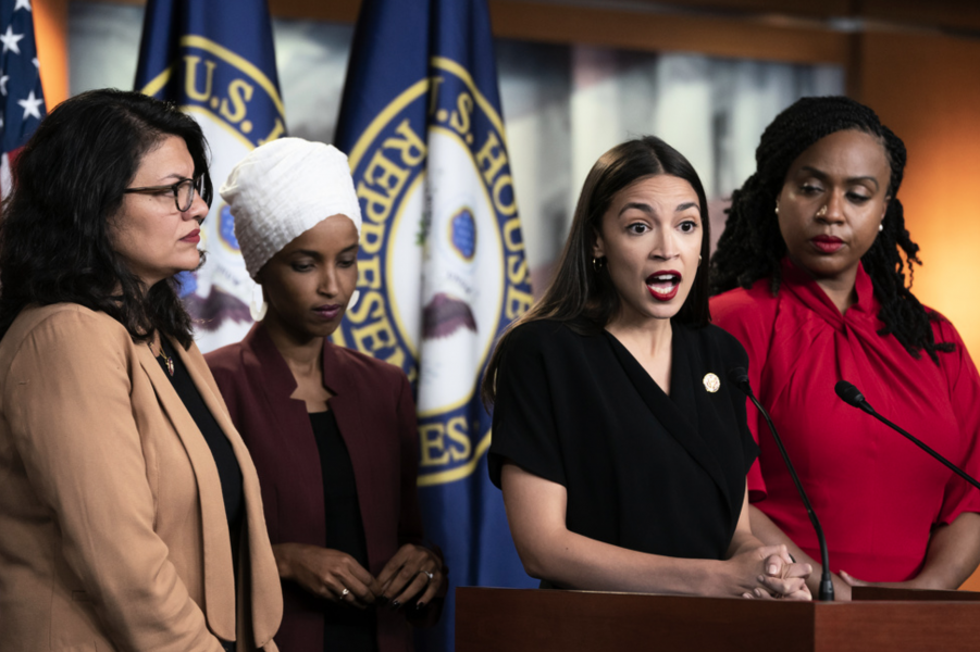 Representanthusledamöterna Rashida Tlaib, Ilhan Omar, Alexandria Ocasio-Cortez och Ayanna Pressley kallas "the Sqaud" - truppen på svenska.