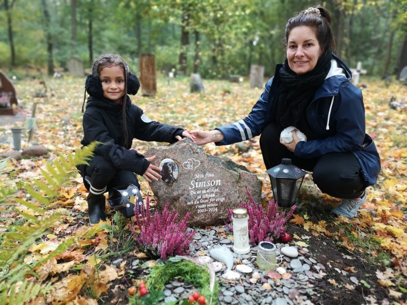 Susanne Andersson besöker hunden Simsons grav med brorsdottern Nala.