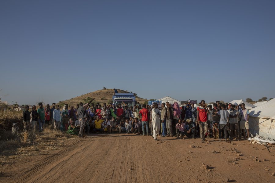 Flyktingar från Tigray i kö för att ta emot nödhjälp vid ett flyktingläger i östra Sudan.