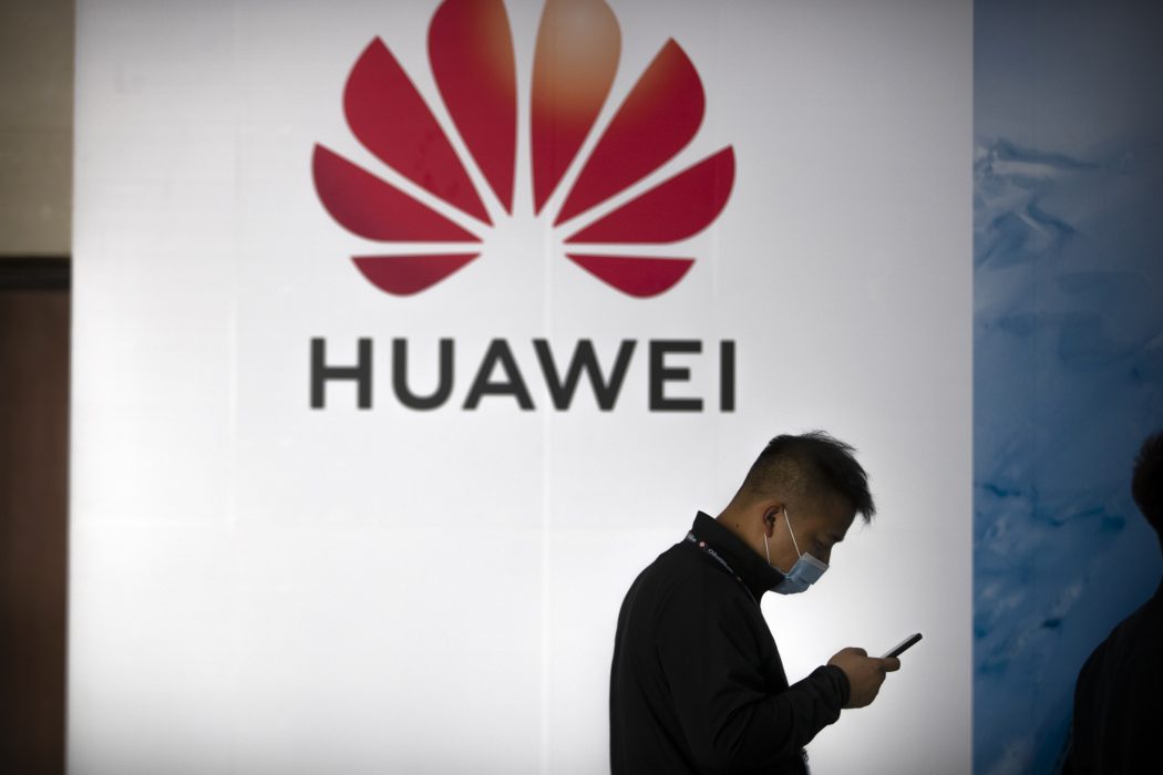 Förbudet mot kinesiska Huawei att delta i den svenska 5G-auktionen hävs tillsvidare.