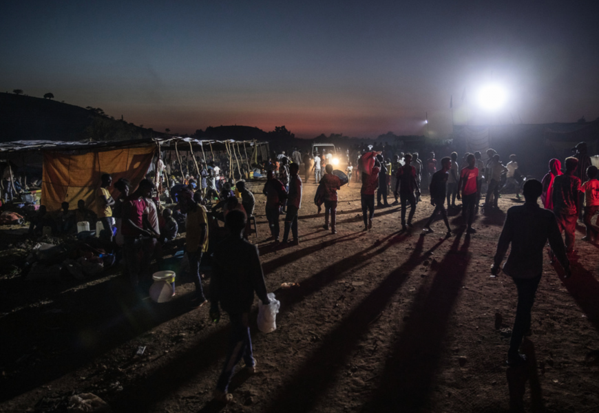 Tiotusentals människor har flytt från striderna i Tigray i Etiopien till grannlandet Sudan.