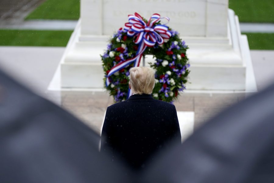 USA:s president Donald Trump deltar på Stilleståndsdagen i en ceremoni på statskyrkogården Arlington i Washington D.