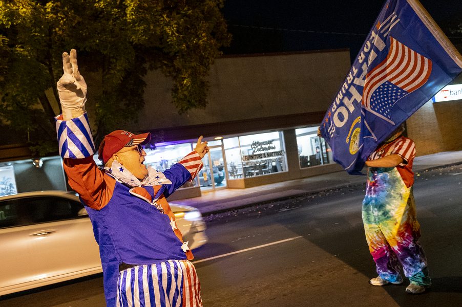 Trump-anhängarna Kurt och Kent Eberhardt firar valdagen i Lewiston, Idaho.