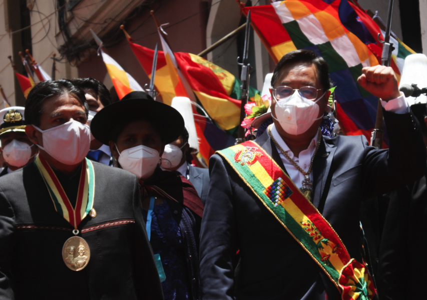 Bolivias nye president Luis Arce, till höger med knuten näve, tillsammans med vicepresidenten David Choquehuanca, när de i söndags svors in på sina nya poster i La Paz.