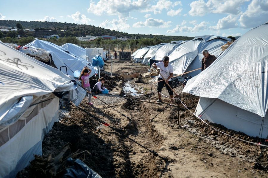 Flyktingar i det tillfälliga lägret på Lesbos gräver diken runt sina tält efter att ett kraftigt regnoväder översvämmat delar av lägret i början av oktober.
