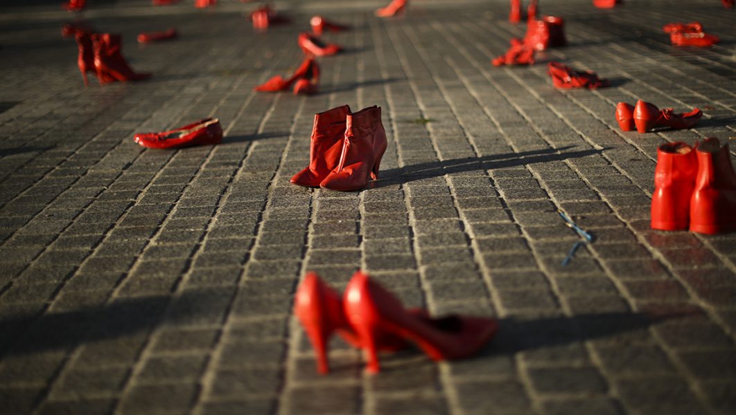 De rödmålade skorna på ett torg i Bryssel ingår i en manifestation mot våld mot kvinnor – varje par skor representerar en mördad kvinna.