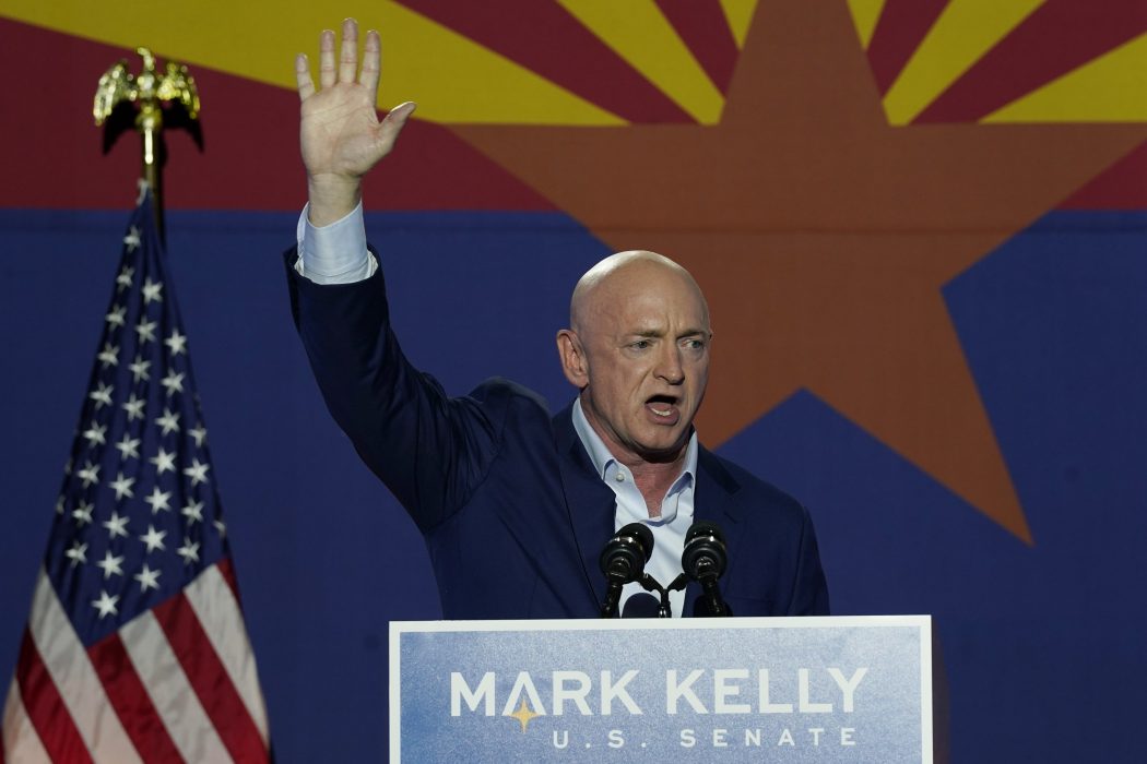 Demokraten Mark Kelly vinner enligt medier senatsposten för delstaten Arizona, där Republikanerna annars är traditionellt starka.