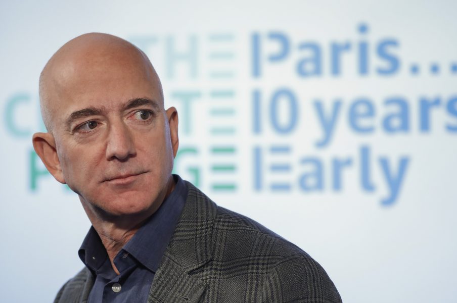 Jeff Bezos verkar vilja ändra sin image från klimatbov till klimathjälte – men har inte lyckats blidka de anställda.