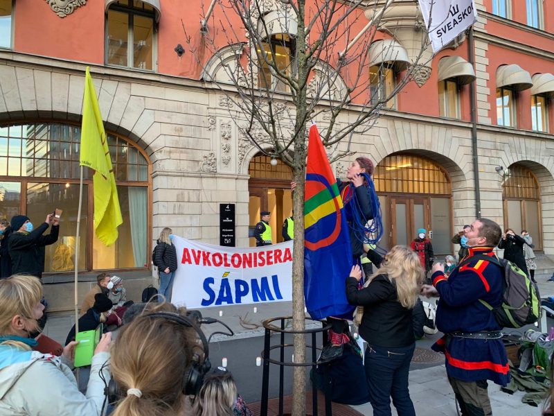 Samiska aktivister och klimataktivister håller tillsammans en aktion utanför Sveaskogs kontor.