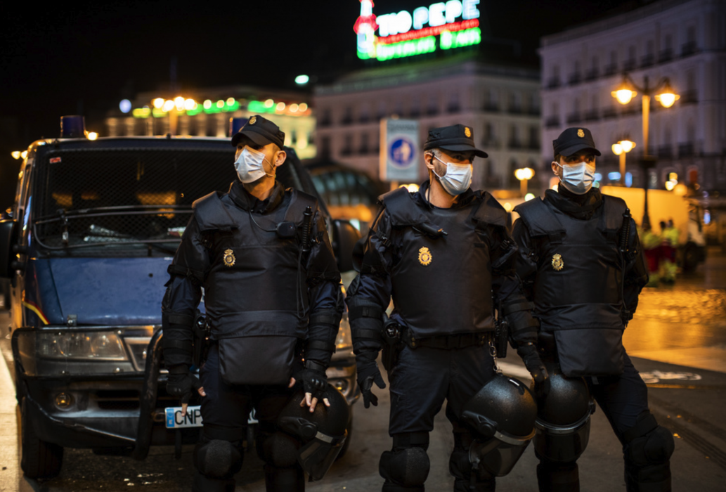 Polisen i Madrid grep på lördagskvällen ett 30-tal demonstranter som protesterade mot coronarestriktionerna.