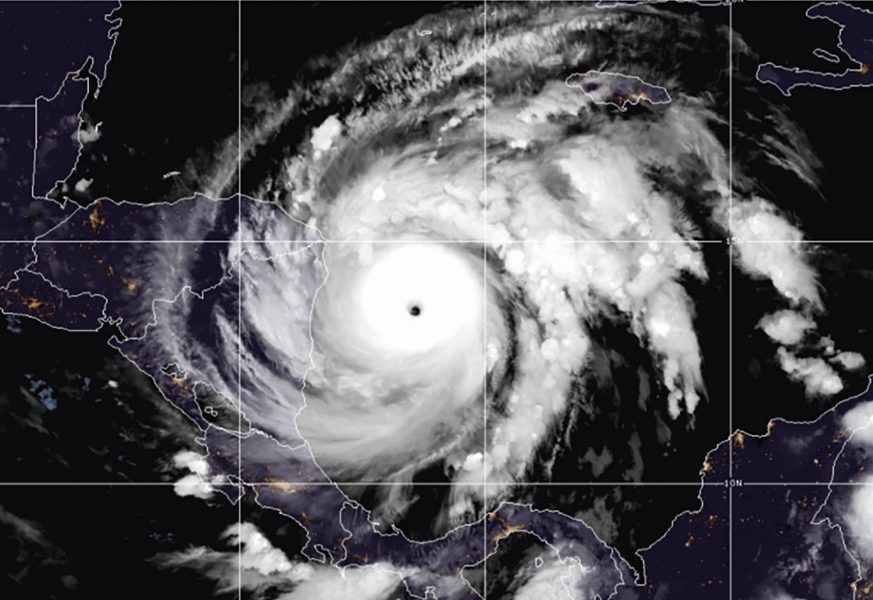 En satellitbild som visar orkanen Iota på måndagen strax efter lunch svensk tid.