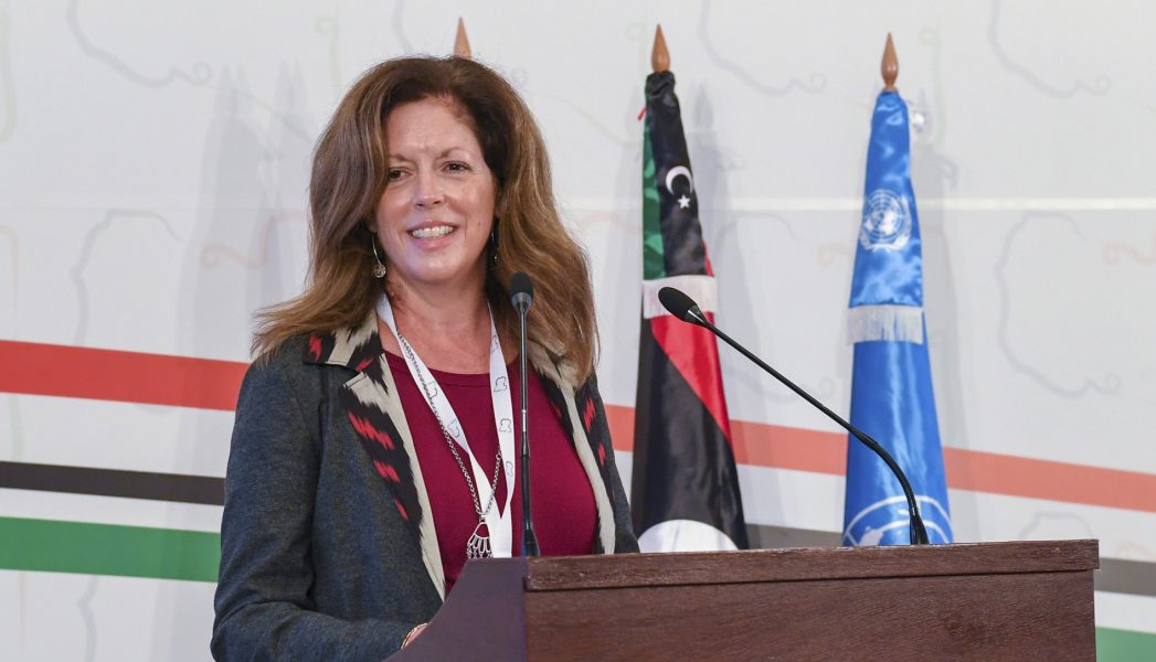 FN-sändebudet Stephanie Williams i samband med samtalen i Tunisien.