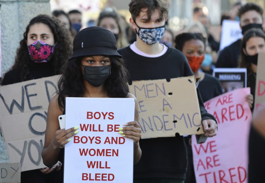 Deltagare vid en demonstration mot könsrelaterat våld i Kapstaden i Sydafrika i somras.