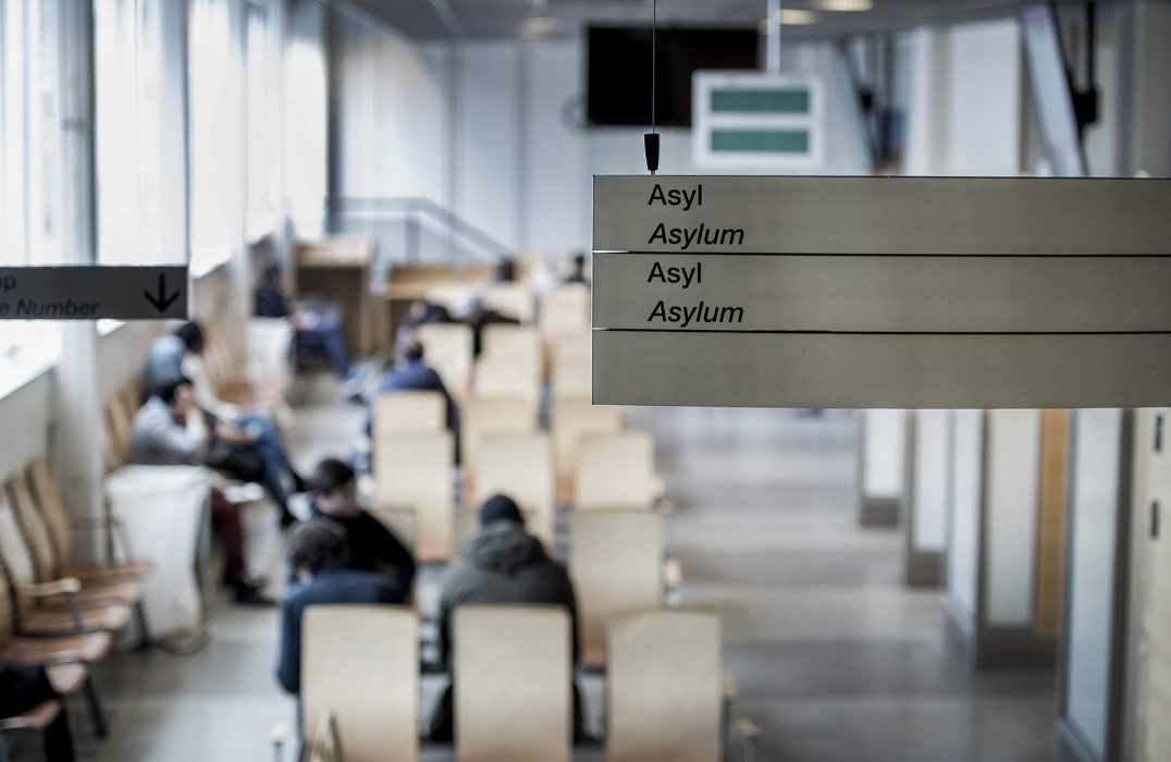 Ungdomar i Skuggkommittén frågar ut migrationsminister Morgan Johansson om migrationspolitik i dag, onsdag.
