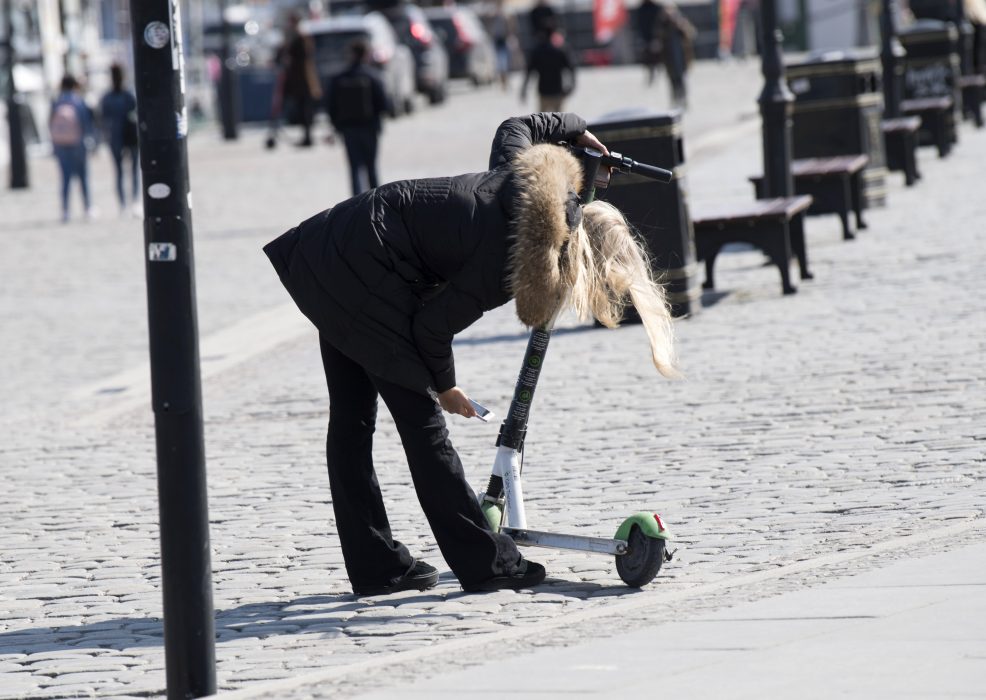 Finurligt färdmedel eller miljöbov? WWF:s samarbete med elscooterföretaget Lime väcker frågor.