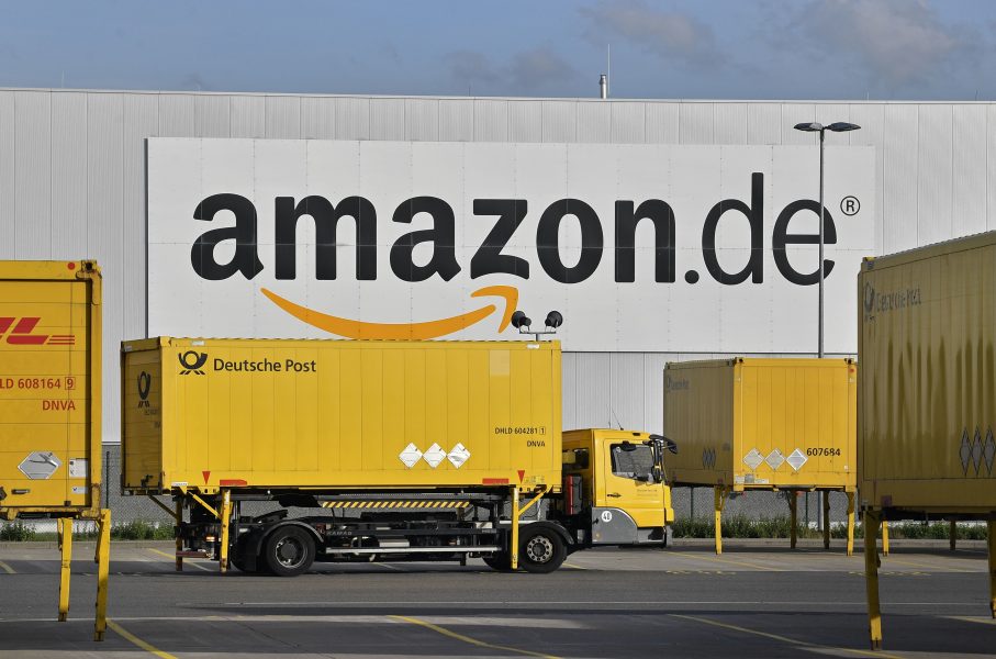 Postbilar lämnar ett Amazonlager i Rheinberg i Tyskland 2018.