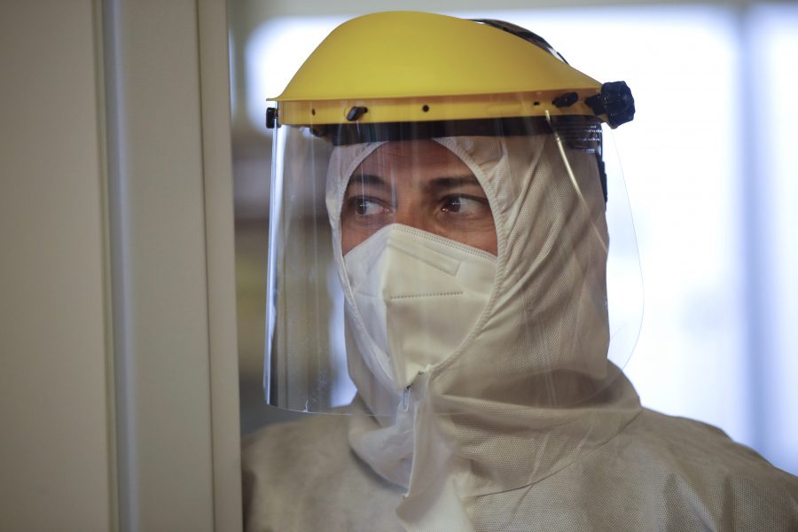 En covidsköterska på infektionsavdelningen i den italienska staden Varese.