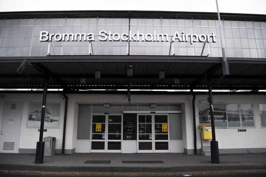 Flyglinjerna från Bromma flygplats bör läggas ned till förmån för mer hållbara transportsätt.