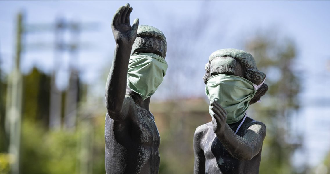 Statyn Lekande barn i Lund har fått munskydd.