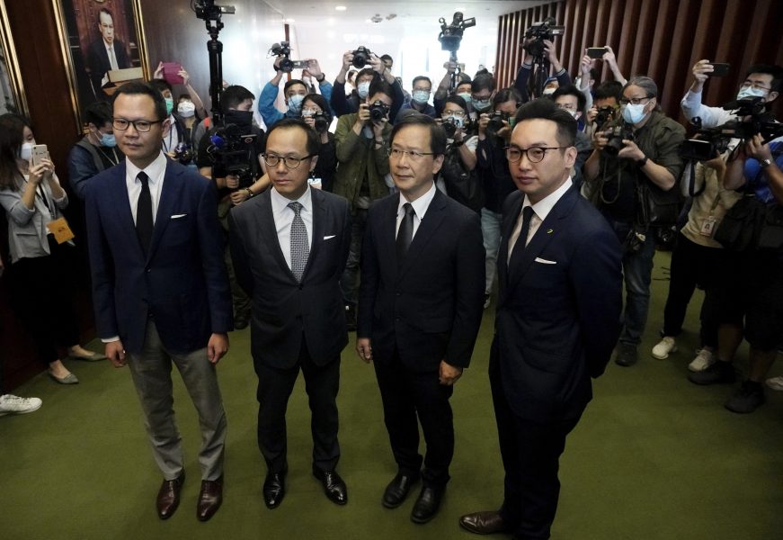 De avstängda ledamöterna Dennis Kwok, Kenneth Leung, Kwok Ka-Ki och Alvin Yeung under en presskonferens i Hongkong på onsdagen.