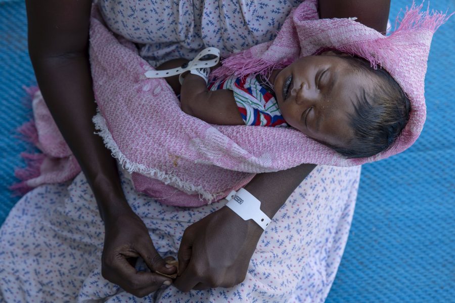 Tjugofemåriga Terhas Tsfa var höggravid när hon flydde striderna i Tigray, och fick föda sitt barn vid vägkanten.