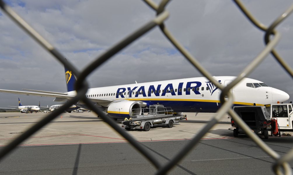 Flygbolaget Ryan Air har fått se antalet passagerare störtdyka det första halvåret.