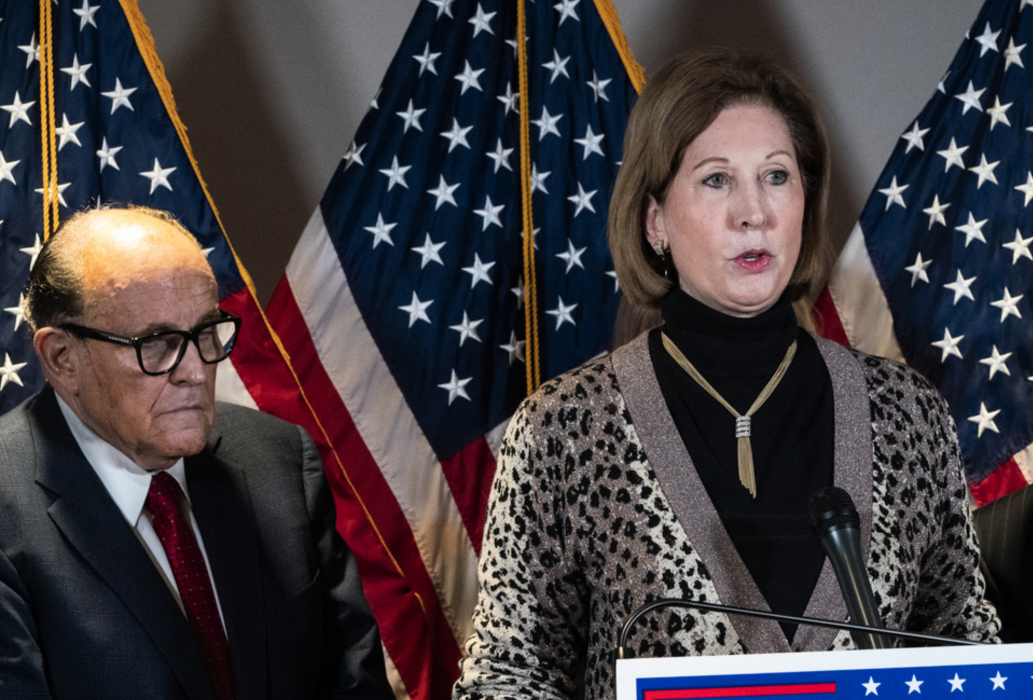 Sidney Powell, här bredvid Rudy Giuliani, efter den omdebatterade presskonferensen i torsdags.