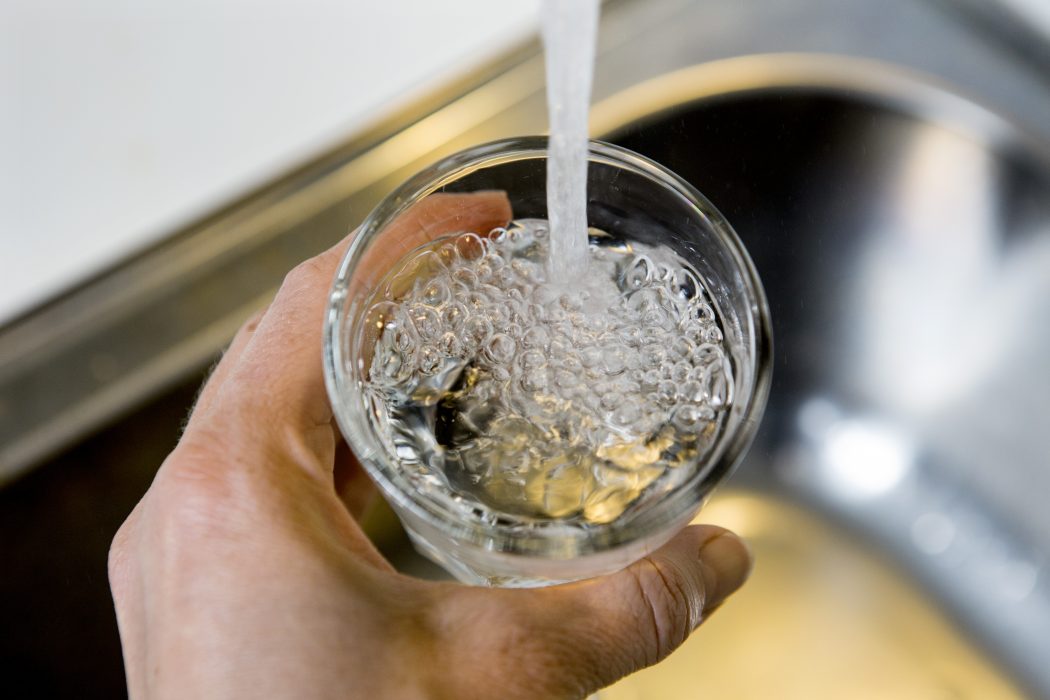 På flera håll i Sverige innehåller dricksvattnet för höga halter av PFAS, enligt en ny undersökning av Naturskyddsföreningen.