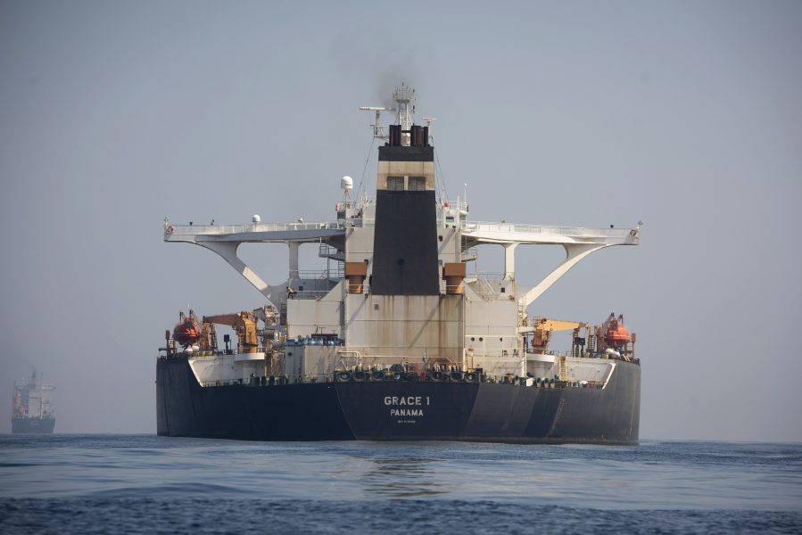 Ett Panama registrerat  fartyg stävar ut till sjöss.