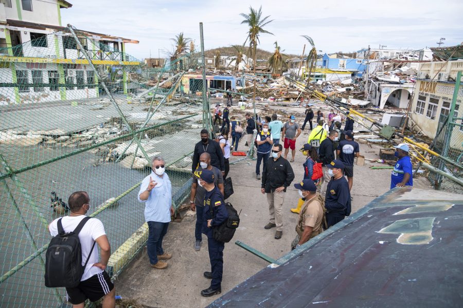 Colombias president Iván Duque (andra till vänster), besöker ön Providencia som ligger i spillror efter att orkanen Iota dragit fram.