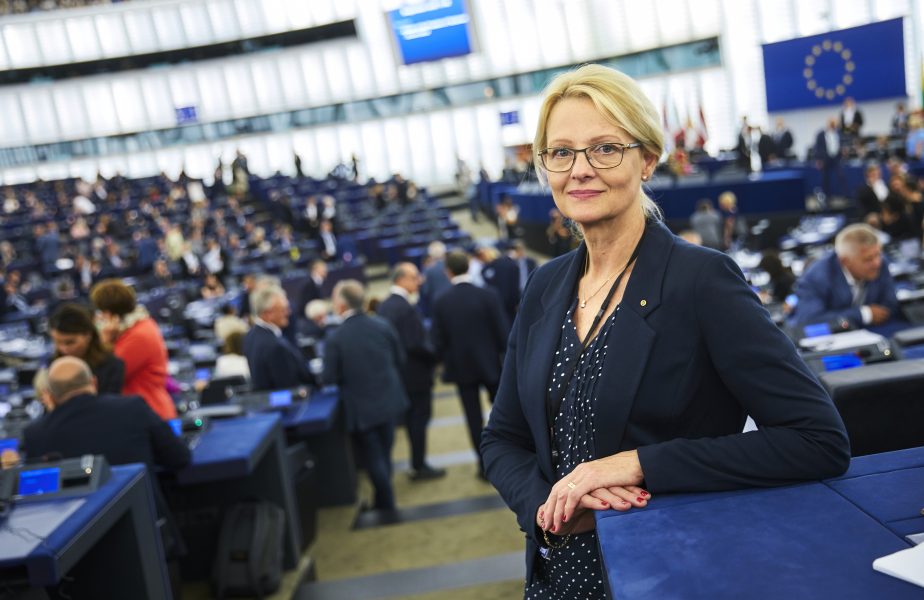 Helené Fritzon, socialdemokratisk EU-parlamentariker, anser att Polen och Ungern nu måste bestämma sig: Respektera demokratiska principer eller lämna unionen.