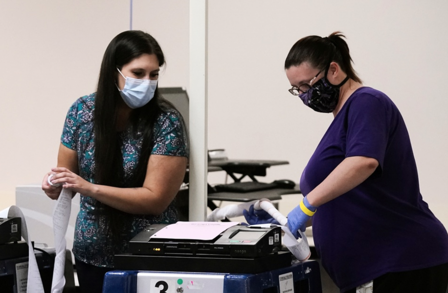 Valarbetare i Maricopa County i Arizona granskar valresultatets tillförlitlighet under onsdagen.