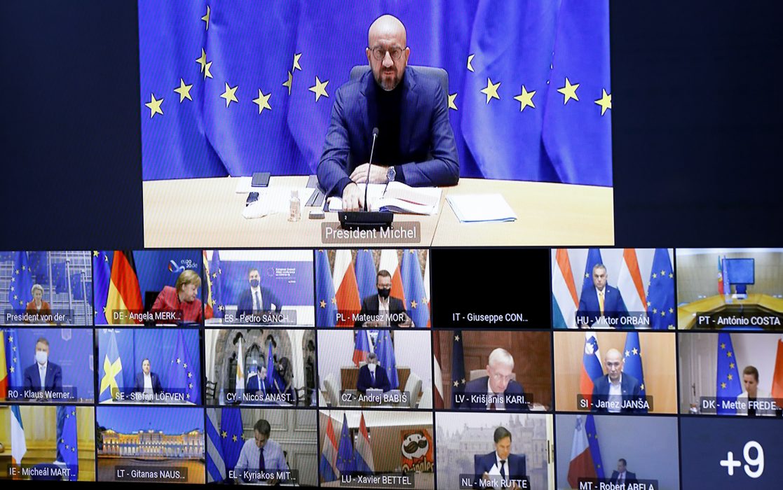 EU:s stats- och regeringschefer håller under torsdagskvällen ännu ett webbtoppmöte för att diskutera coronaläget, men också blockeringen av EU:s långtidsbudget och coronastöd.