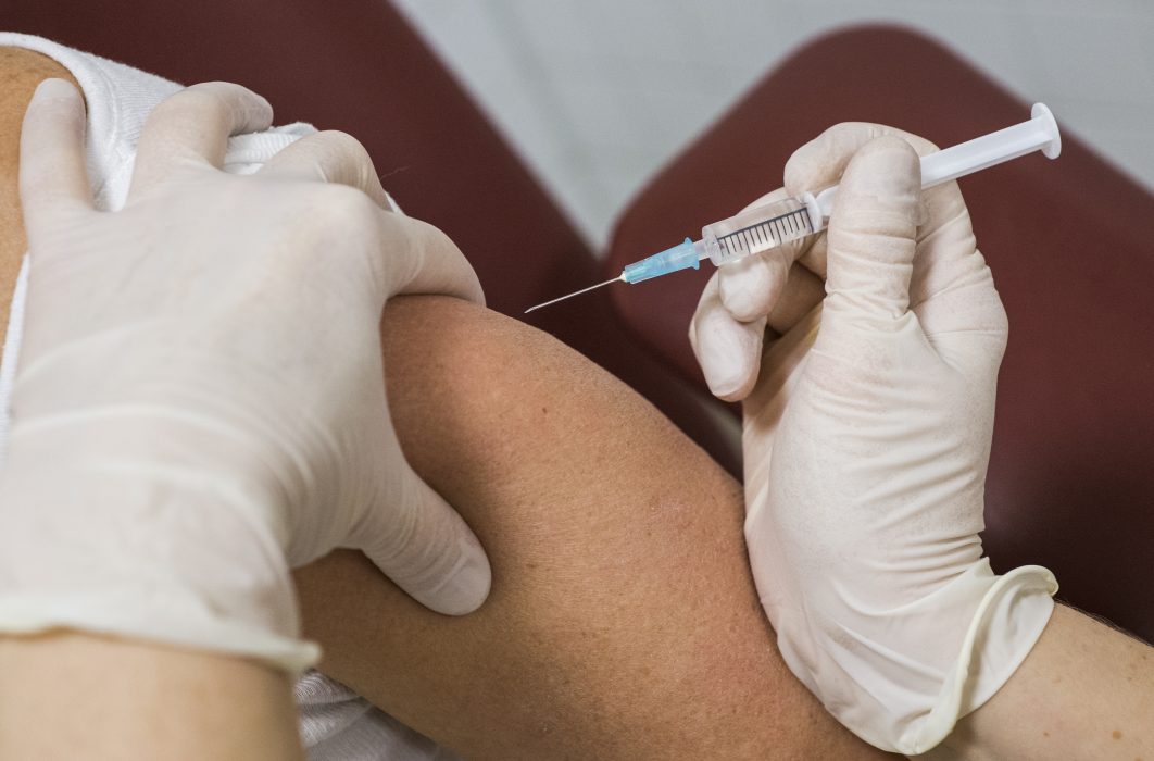 Just nu pågår tolv kliniska fas 3-studier på olika håll i världen av möjliga vaccin mot covid-19.