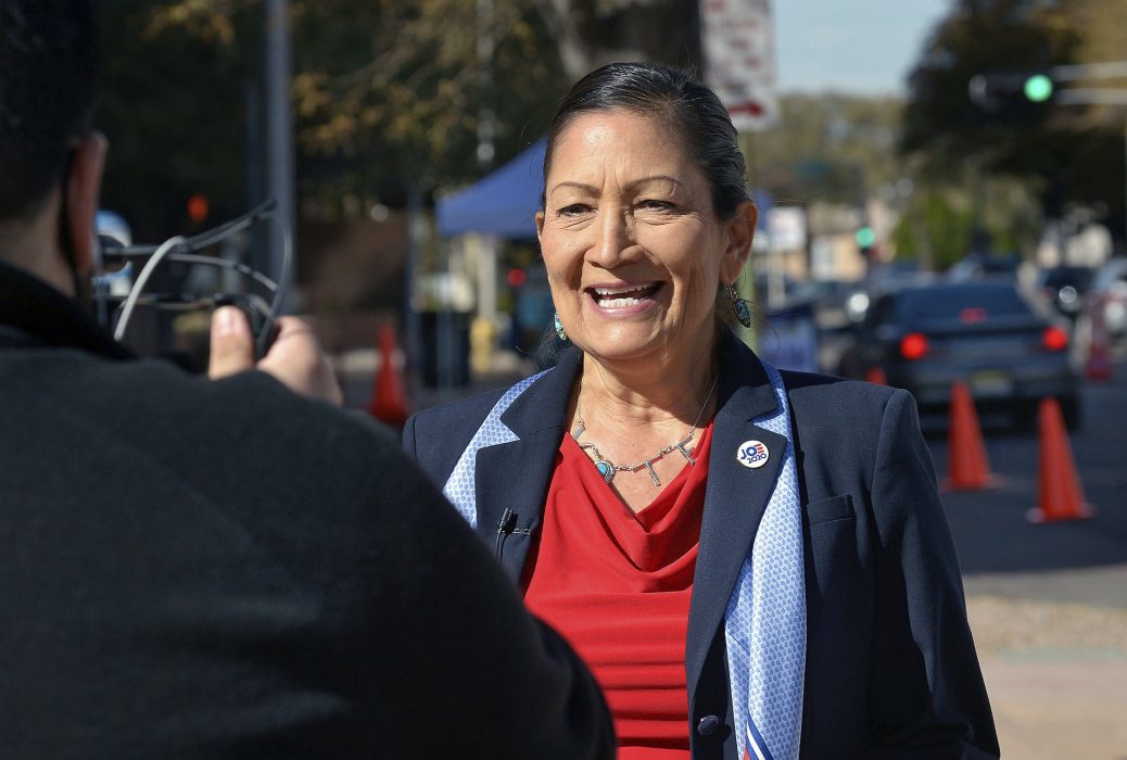 Deb Haaland, demokratisk ledamot i representanthuset från New Mexico, nämns som kandidat till inrikesminister med ansvar för bland annat den omstridda oljeledningen Keystone XL.