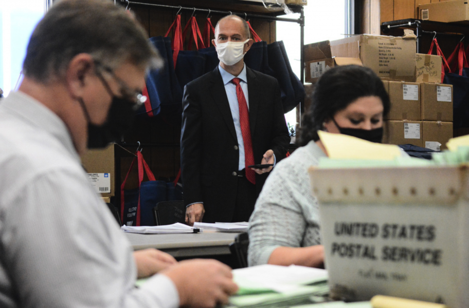 En republikansk valövervakare tittade på när röster räknades i Pennsylvania i tisdags.