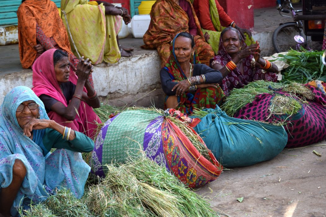 Dalitkvinnor vid en väg i Yamuna Nagar i delstaten Haryana.