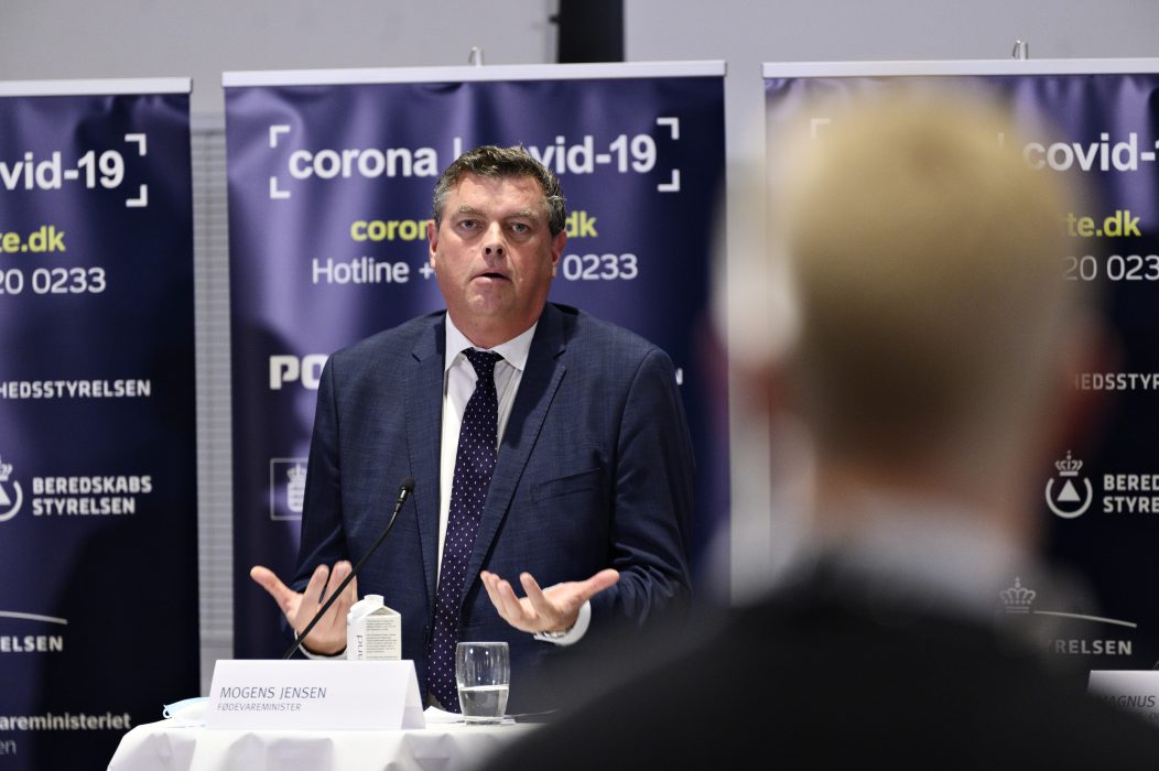 Danmarks livsmedelsminister Mogens Jensen (S) hänger löst.