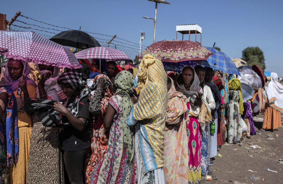 Etiopiska flyktingar, som korsat gränsen till Sudan för att undkomma striderna i Tigray, i kö för att ta emot filtar vid ett mottagningscenter.