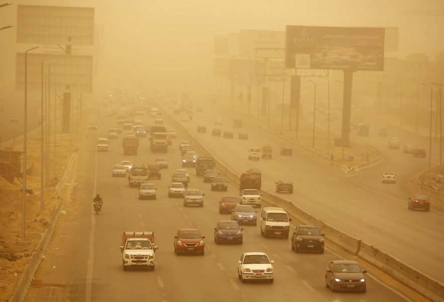 En tjock sandstorm lägger sig över Kairo och av de mer trafikerade vägarna 2019 .