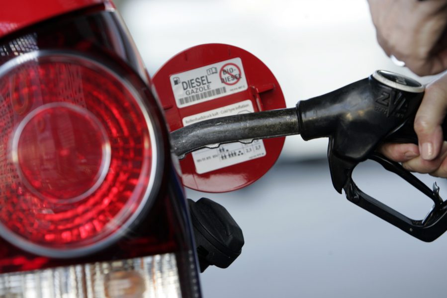 Ett förbud mot bensin- och dieselbilar väntas till 2030 i Storbritannien.