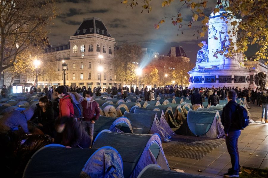 Migranter satte upp 450 tält på Place de la République i Paris i protest mot rivningen av ett tältläger i förra vecan.