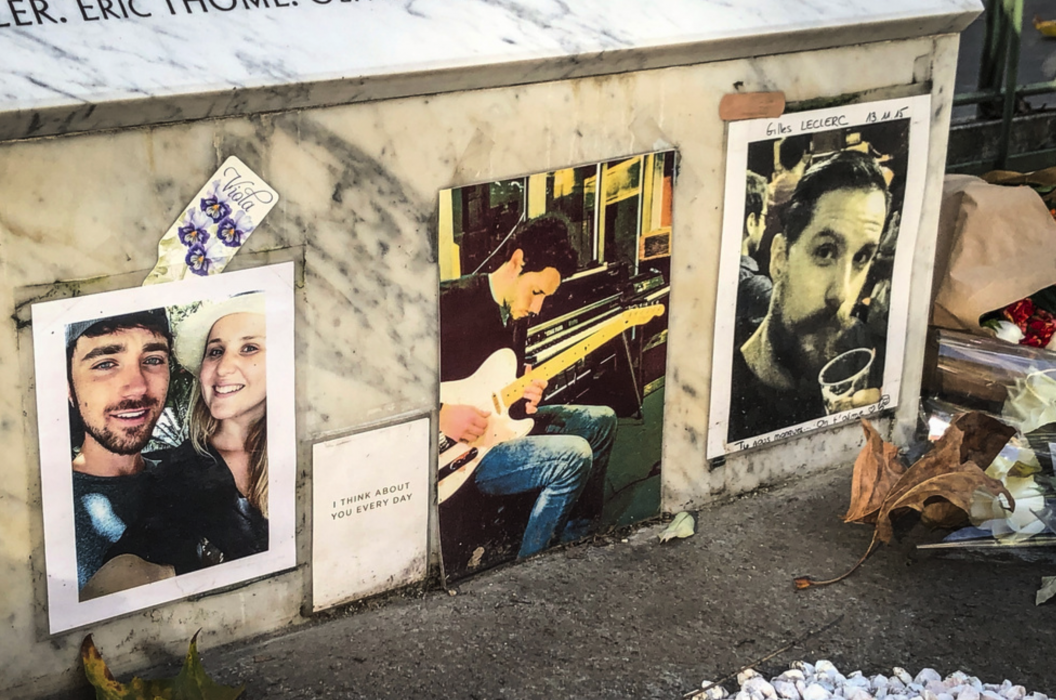 Fotografier och minnesord till de döda vid minnesstenen utanför Bataclan-teatern i Paris.