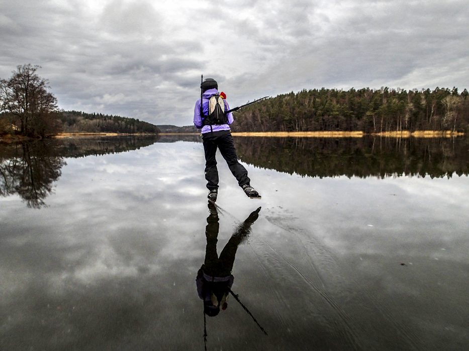 Kunskap, utrustning och framför allt sällskap är viktigt vid skridskoåkning på naturis.