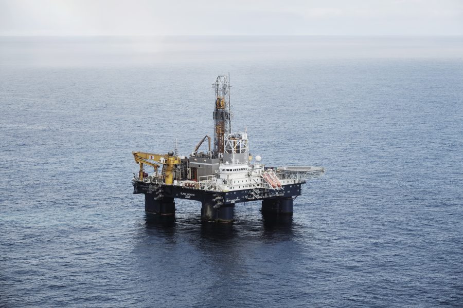 Norska staten har beviljat tillstånd till 13 oljebolag att borra efter olja och gas längre norrut i Barents hav än tidigare exploateringar.