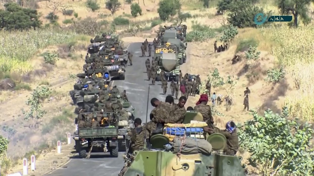 Denna bild, som distribuerats av Etiopiens statliga nyhetsbyrå, visar federala styrkor som förflyttar sig vid gränsen mellan regionerna Amhara och Tigray tidigare i veckan.